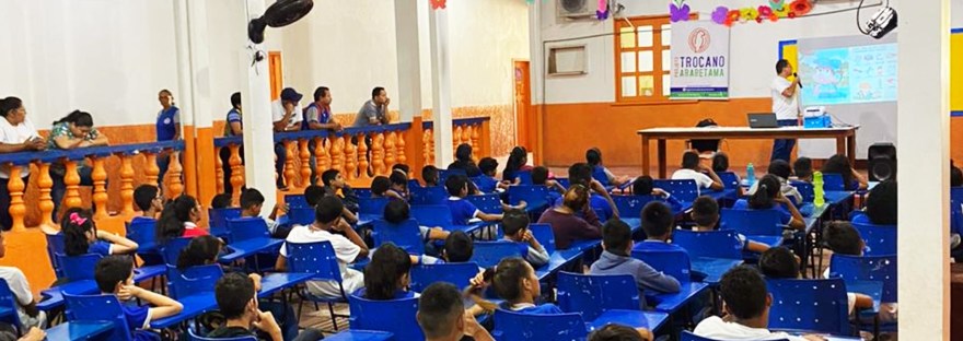 Sessão de educação sobre reciclagem do Projeto Trocano na semana do meio ambiente da escola