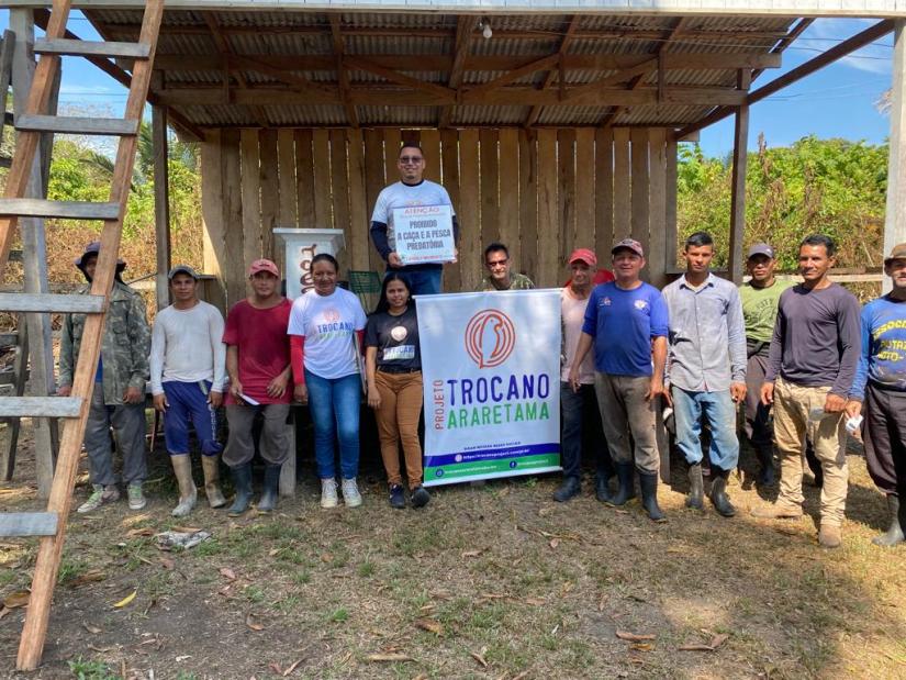 A equipe da Trocano em uma comunidade local