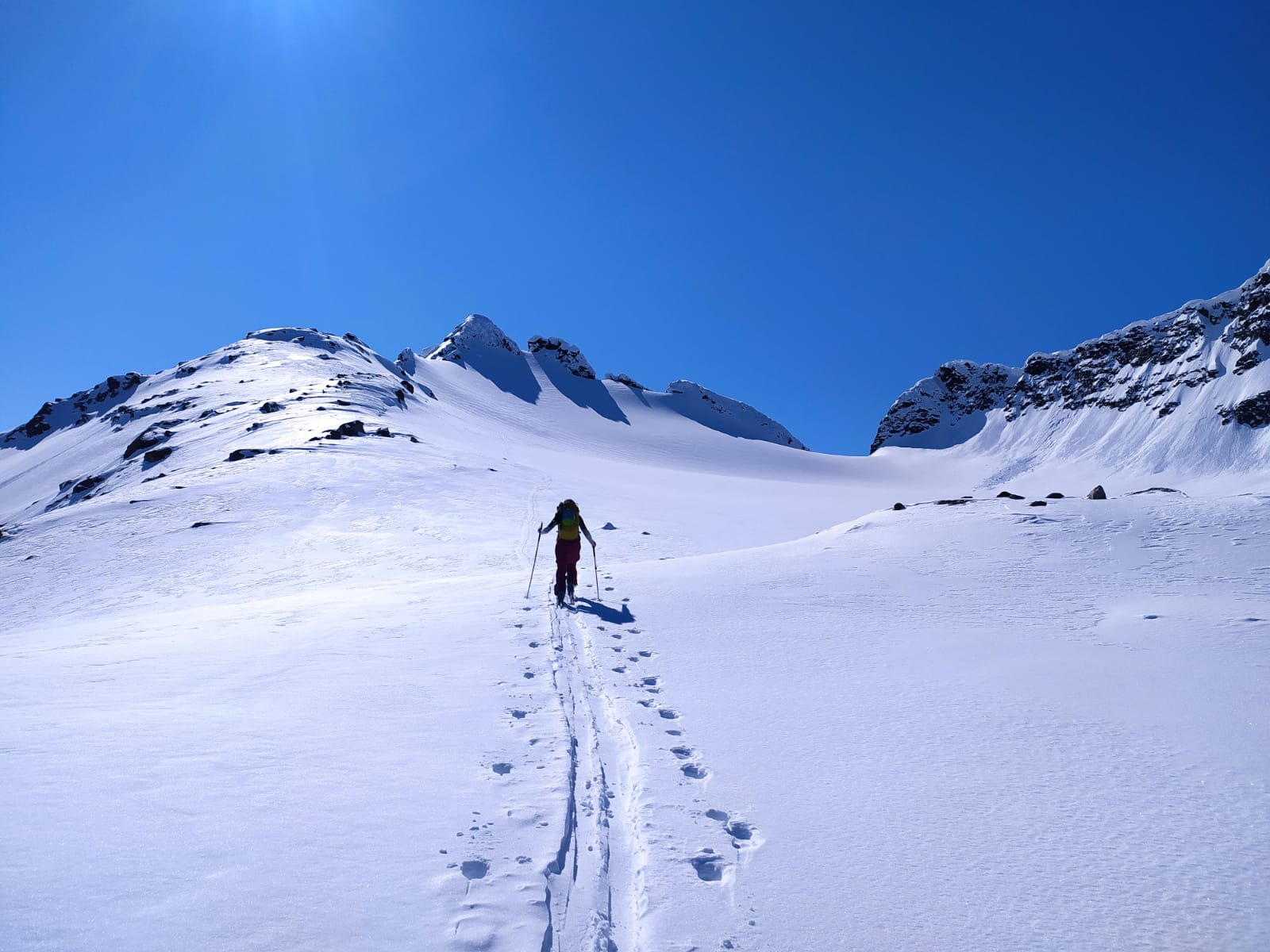 Deltakere på vei opp på ski i slakt vinterterreng utenfor Tromsø
