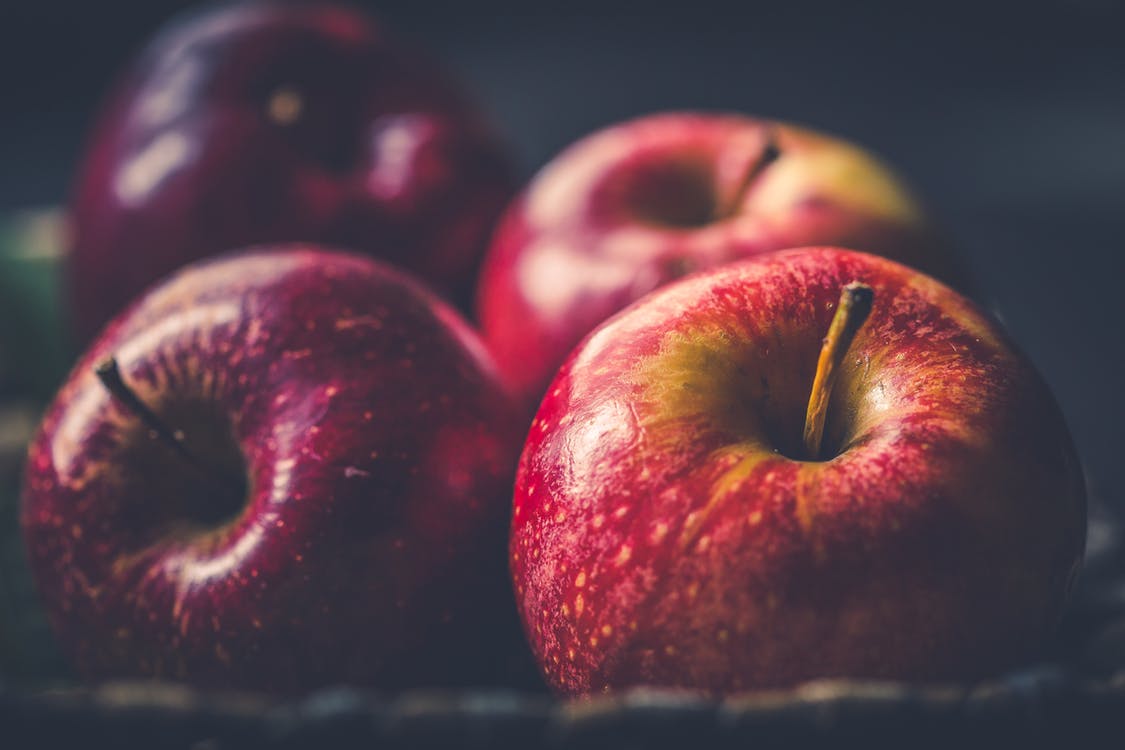 CRISP, JUICY APPLES UP CLOSE