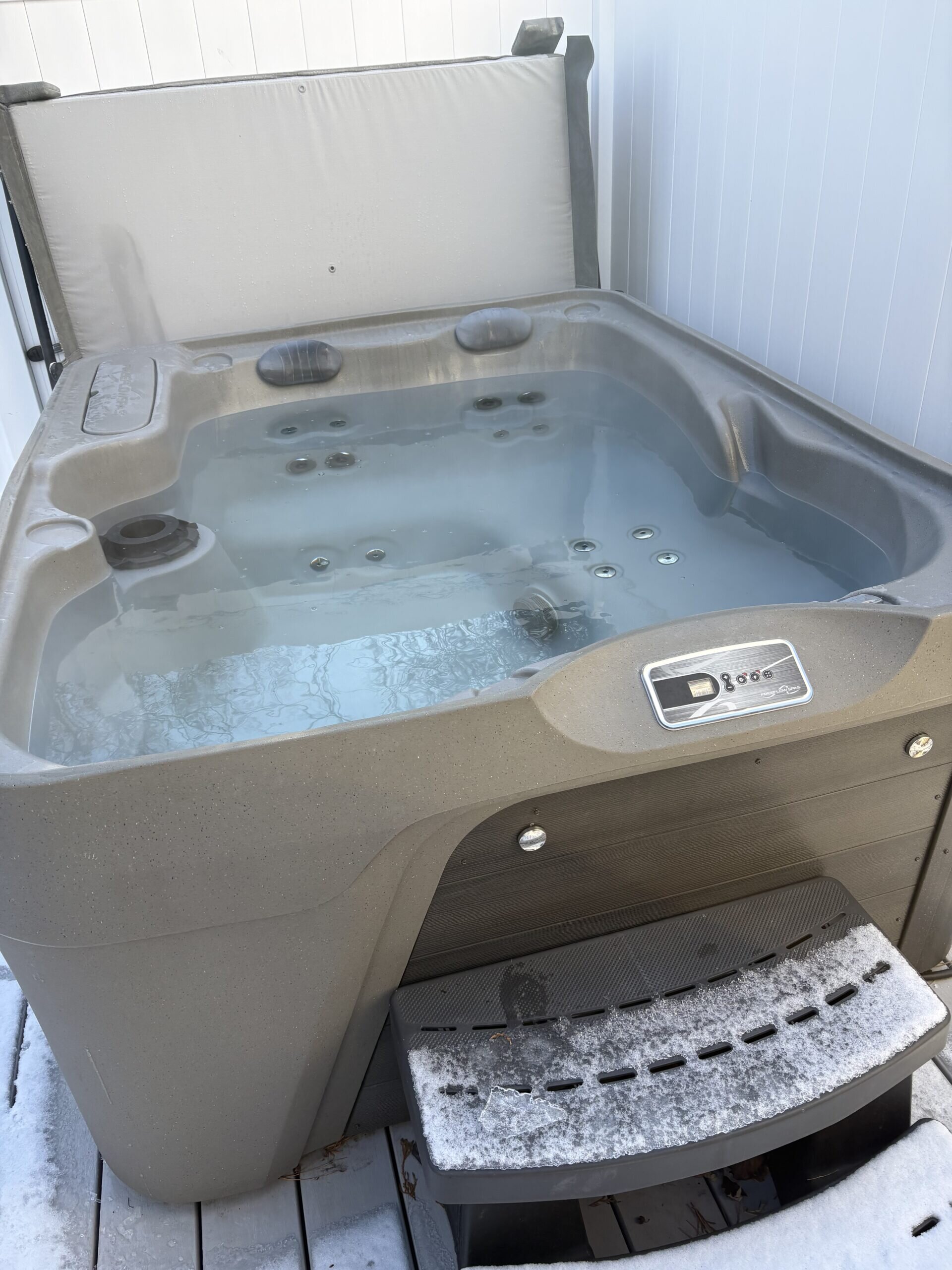2022 Near New Freeflow Spas Azure Premiere 4-5 Person Hot Tub 15 Jets – Weymouth, NJ