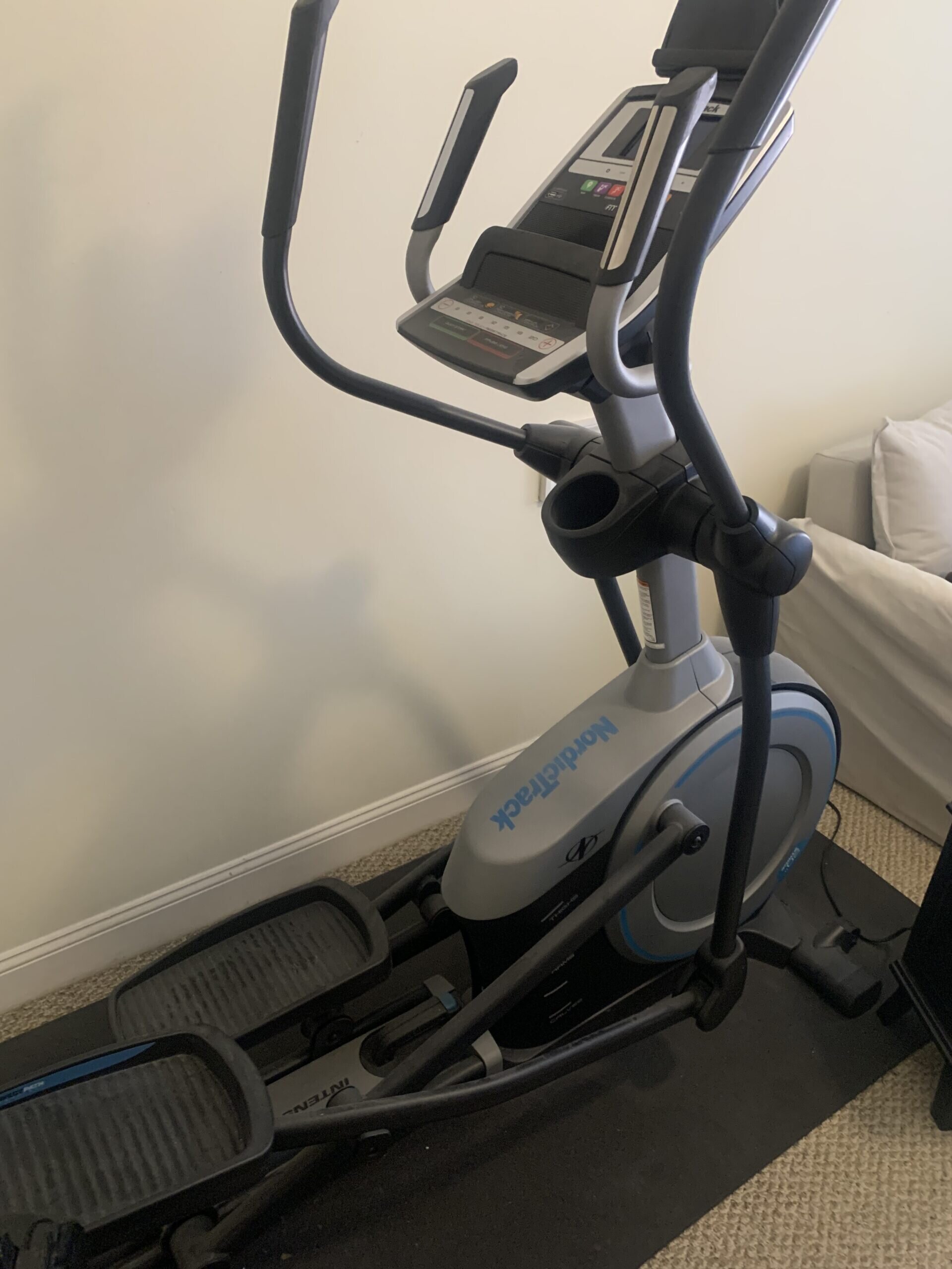 2012 Nordictrack E7.0z Elliptical Like New with Mat and Heart Rate Monitor – Philadelphia, PA