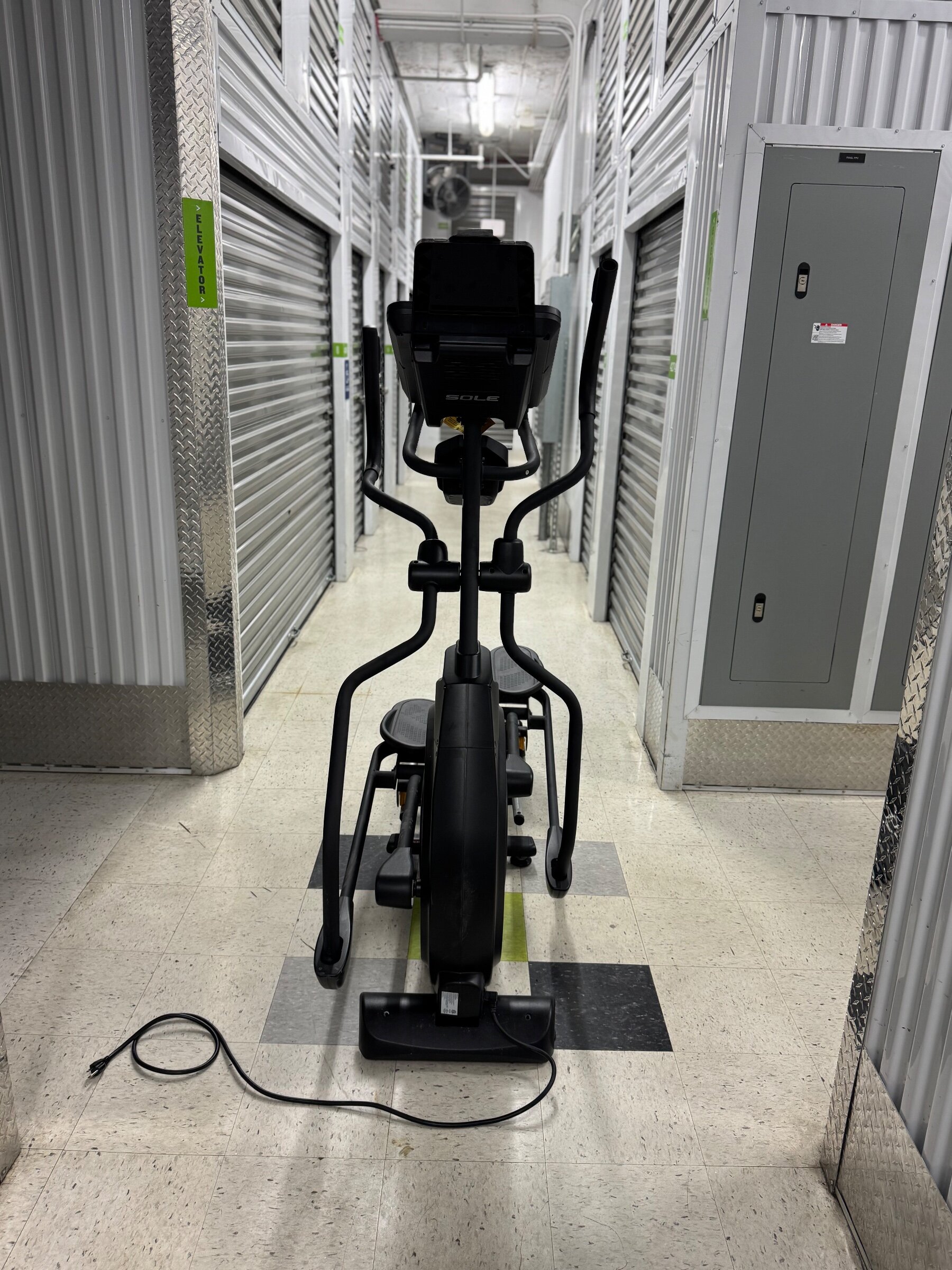 Sole E25 Elliptical – Like New, Adjustable Incline, Heart Rate Monitor – New York, NY