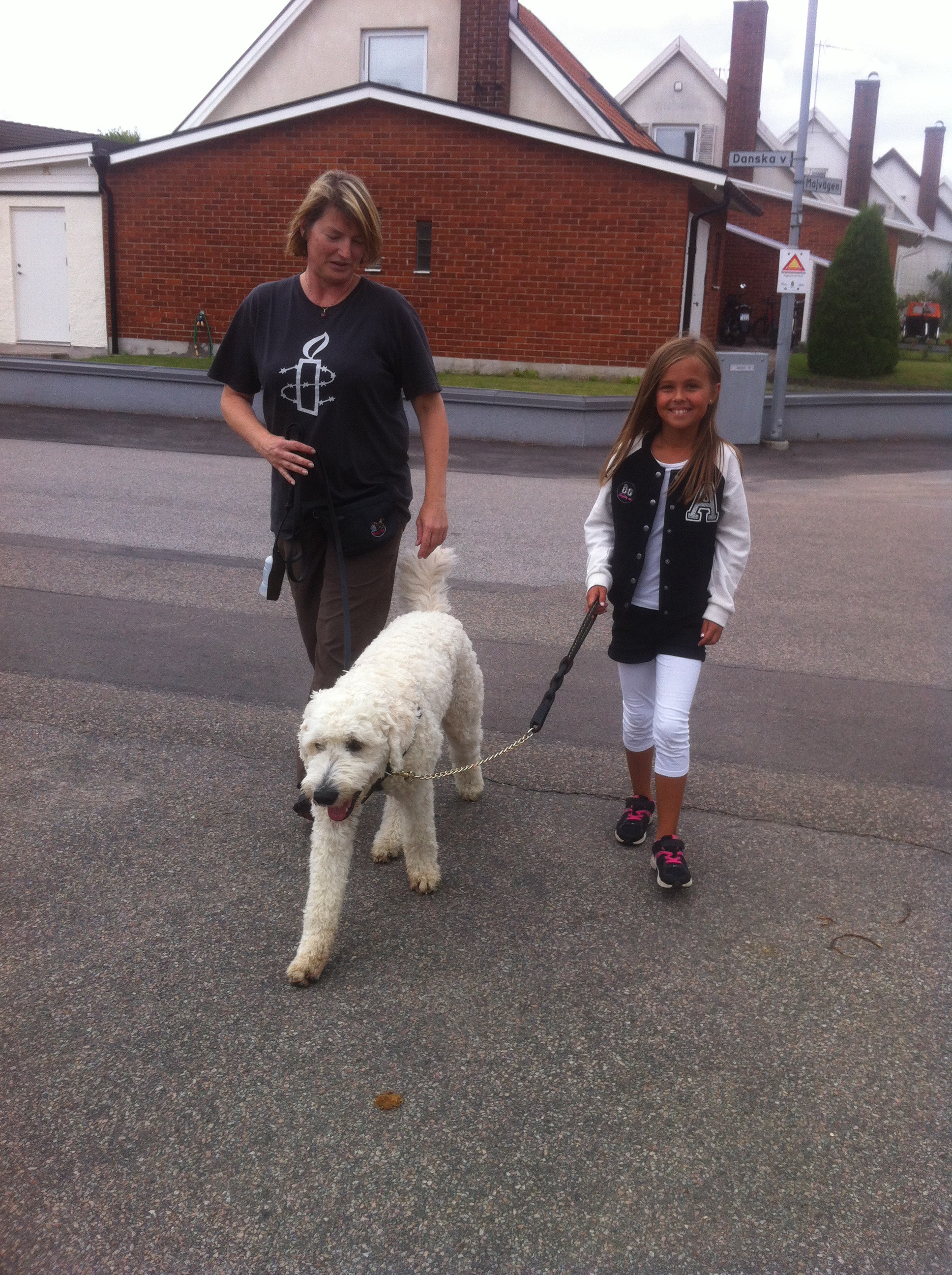 Emmy och Charlie på promenad, jag är bara statist.