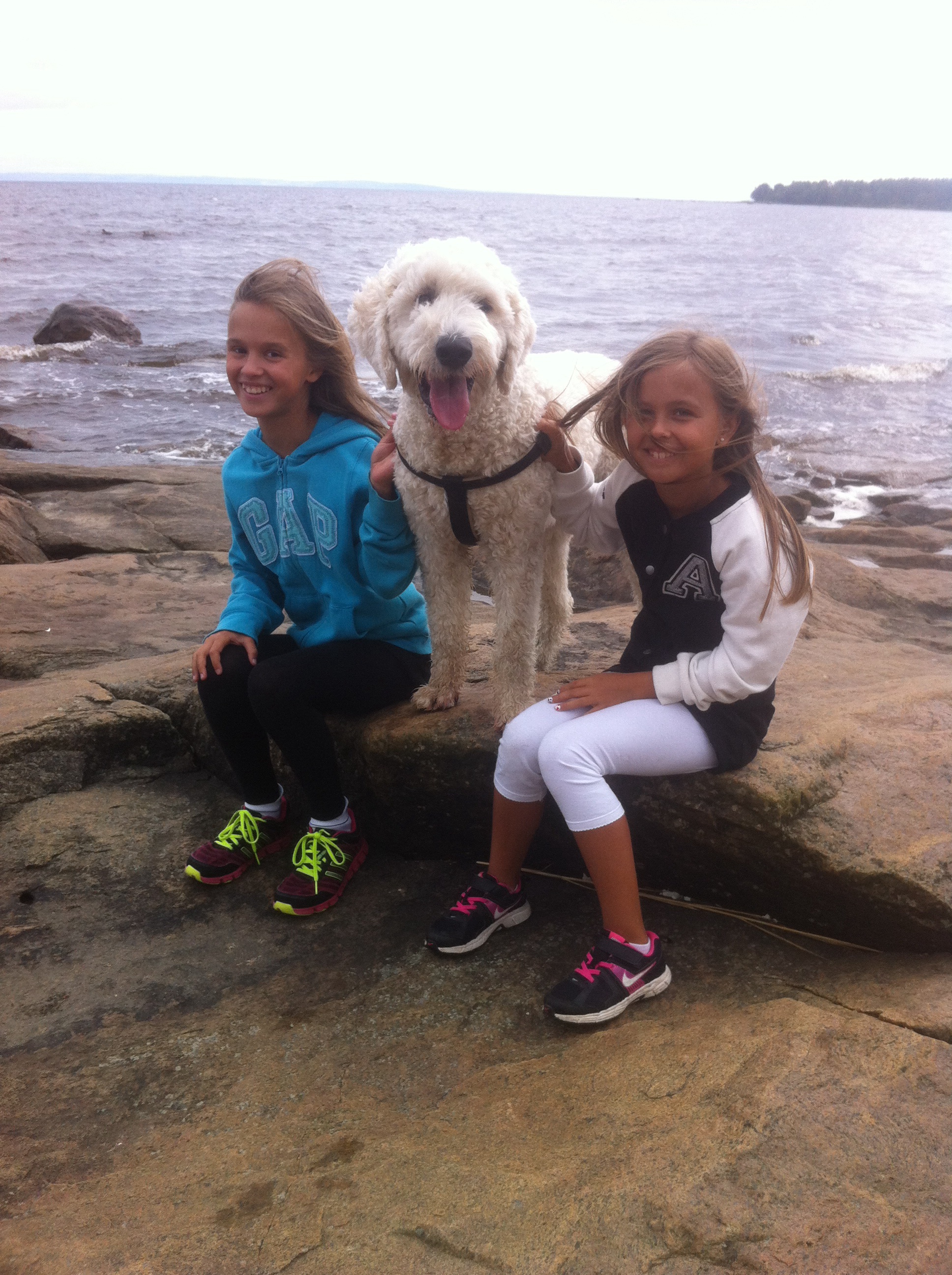 Posing vid havet.