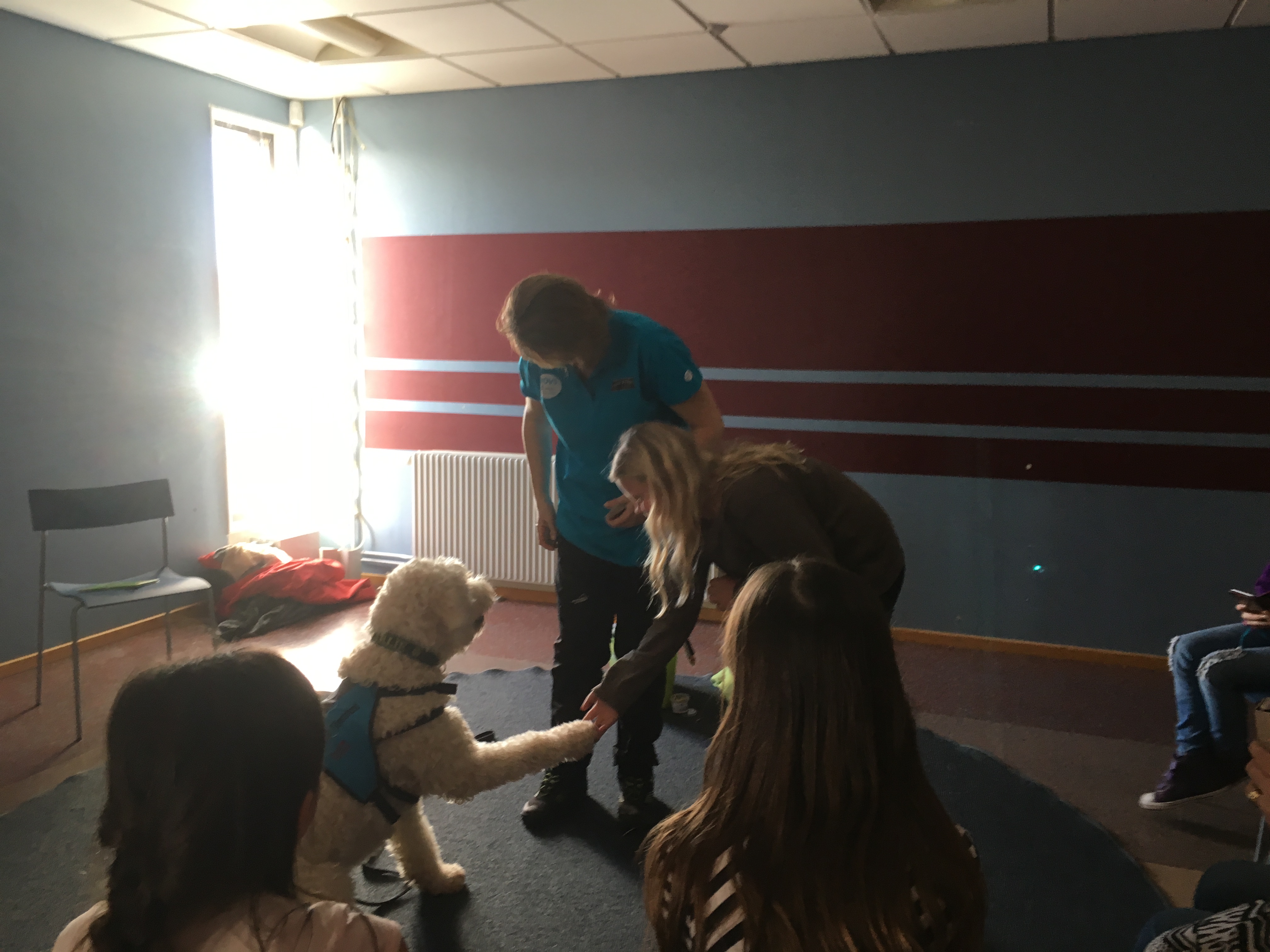 Tass! Charlie på sagostund på Fyllinge bibliotek.