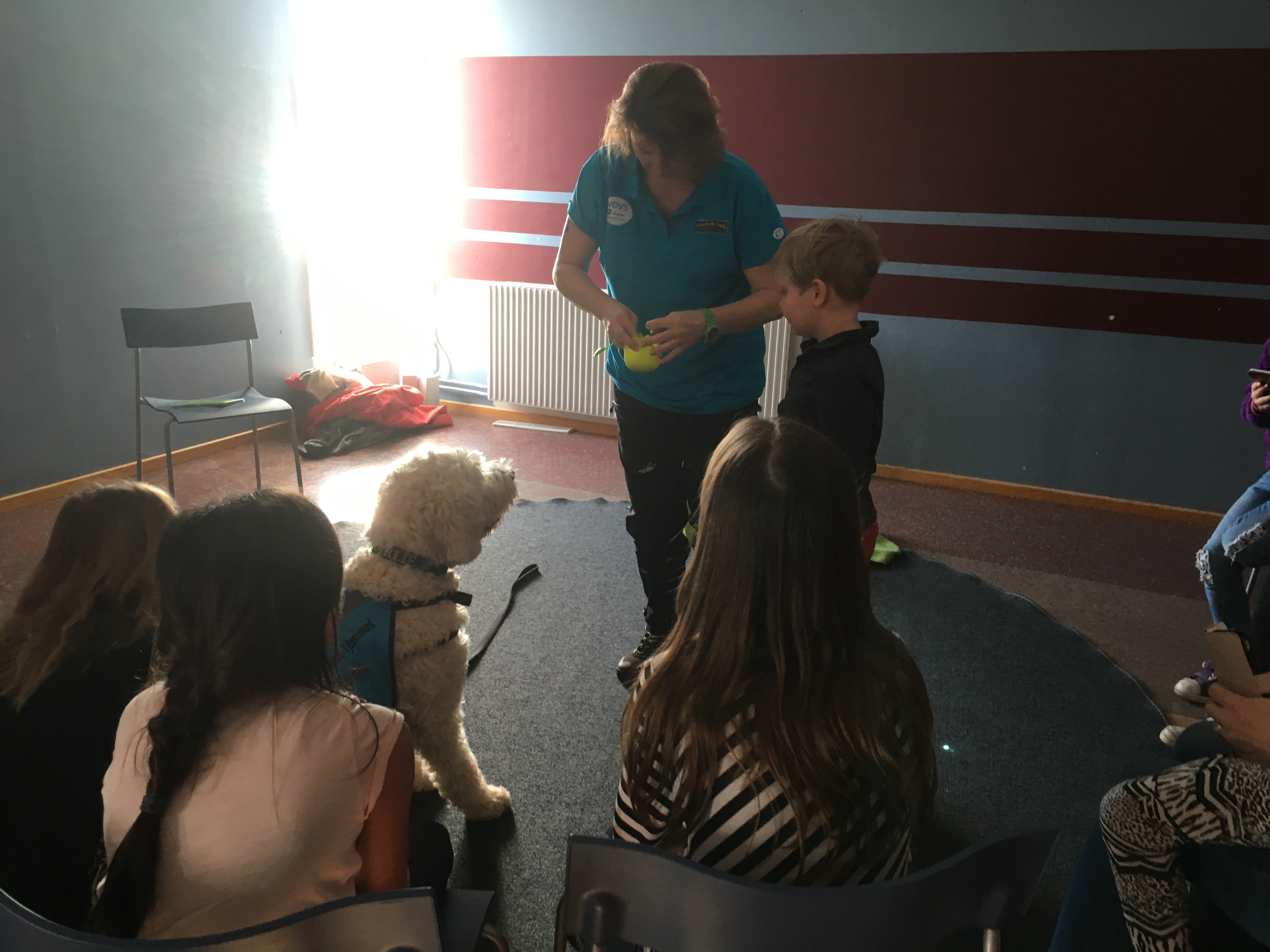 Jag förbereder att pojken ska mata med sked strax.