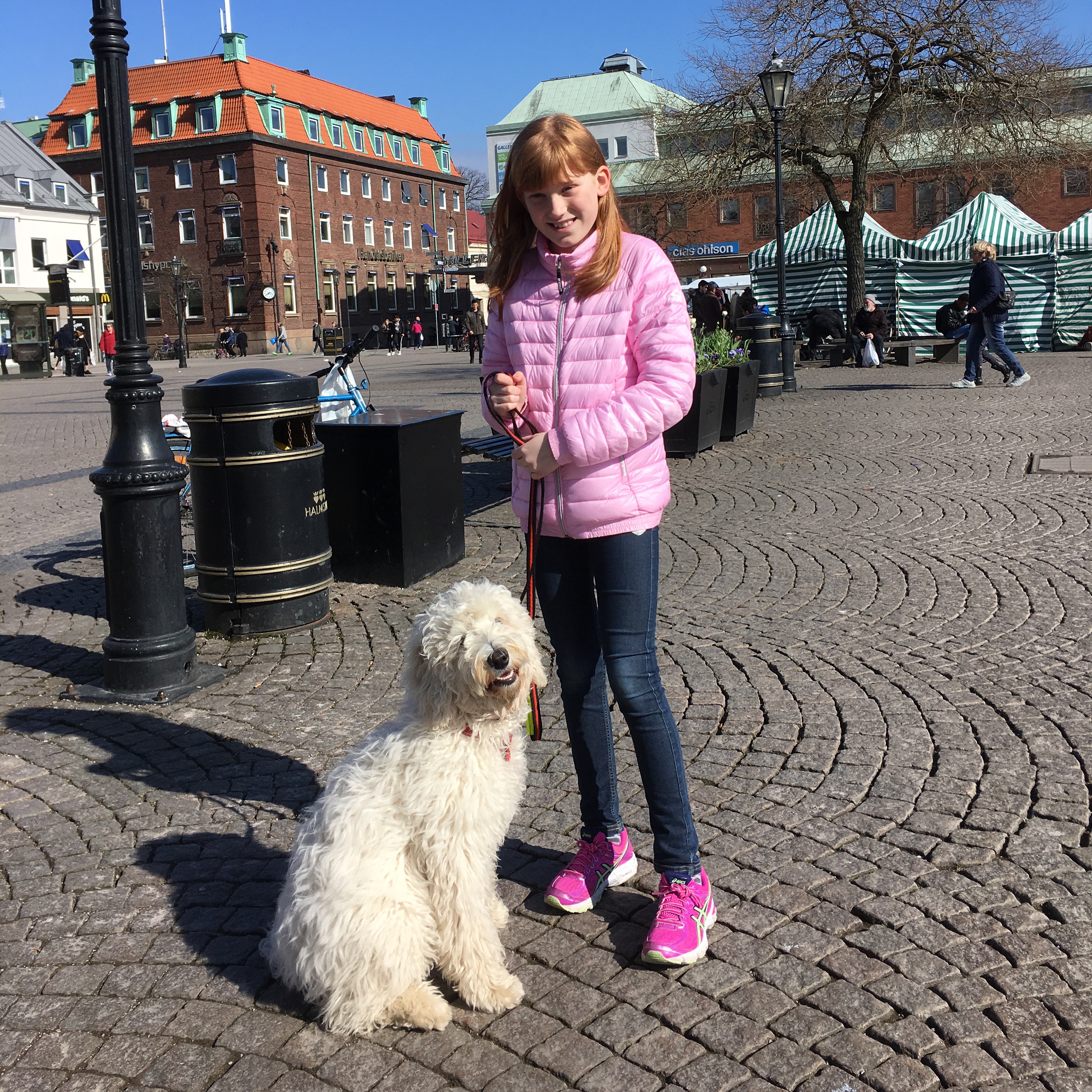 Saga och Linnea på torget i Halmstad. Hundgodis till Saga och strax glass i solen för Linnea.