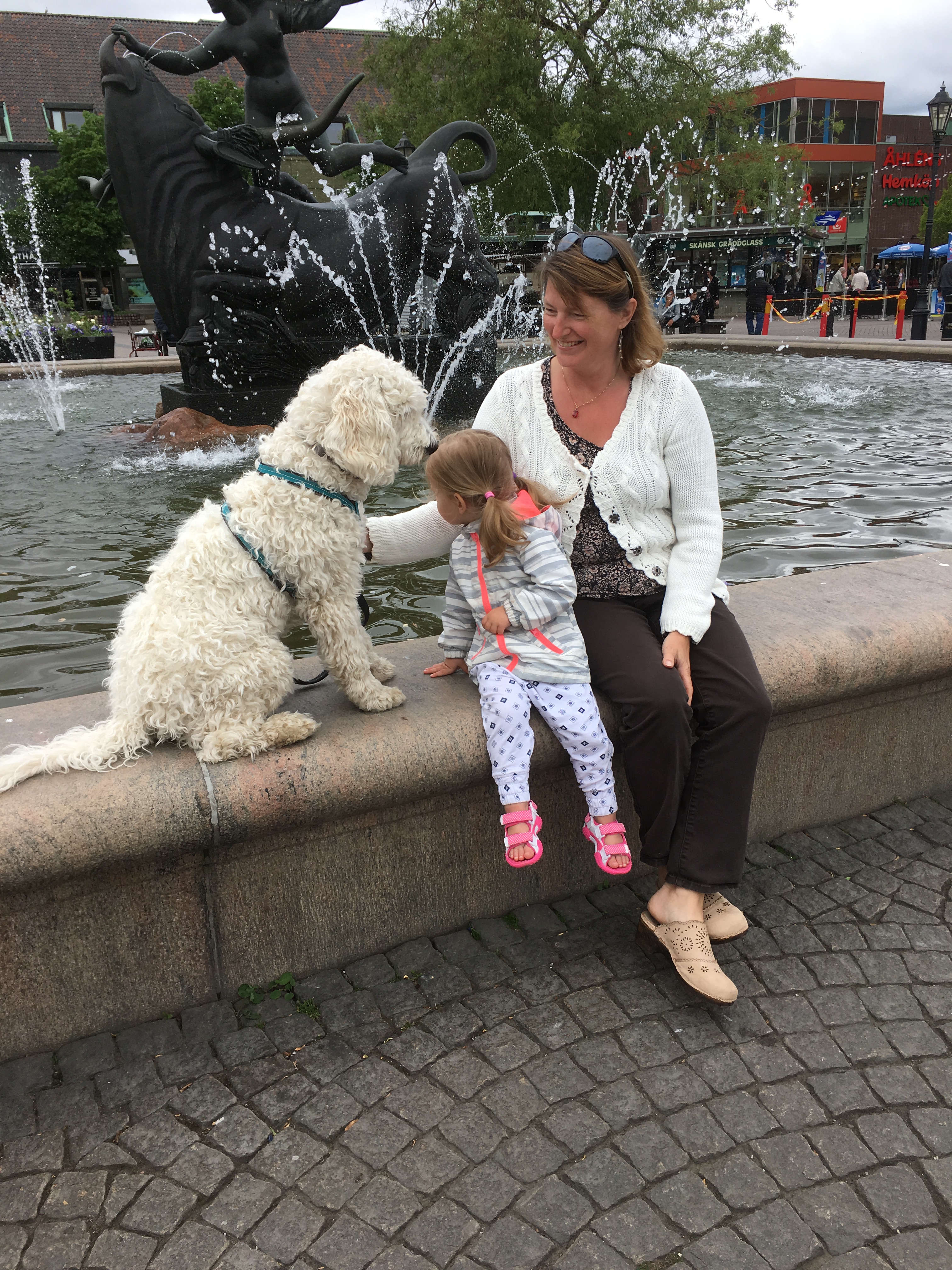 Båda mina små vänner badsugna, jag sitter lite på spänn.....