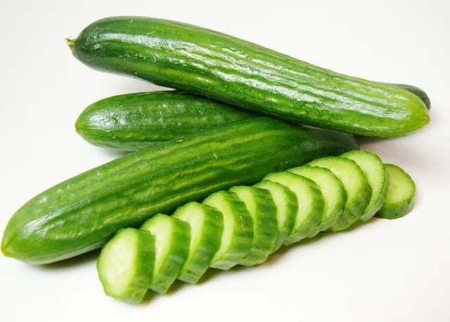 新鮮的高麗菜、小黃瓜與西瓜，呈現自然健康飲食。