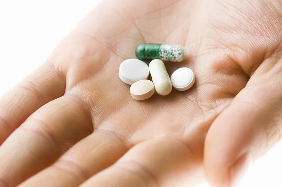 新鮮高麗菜、小黃瓜與海帶整齊擺放在木質餐桌上。