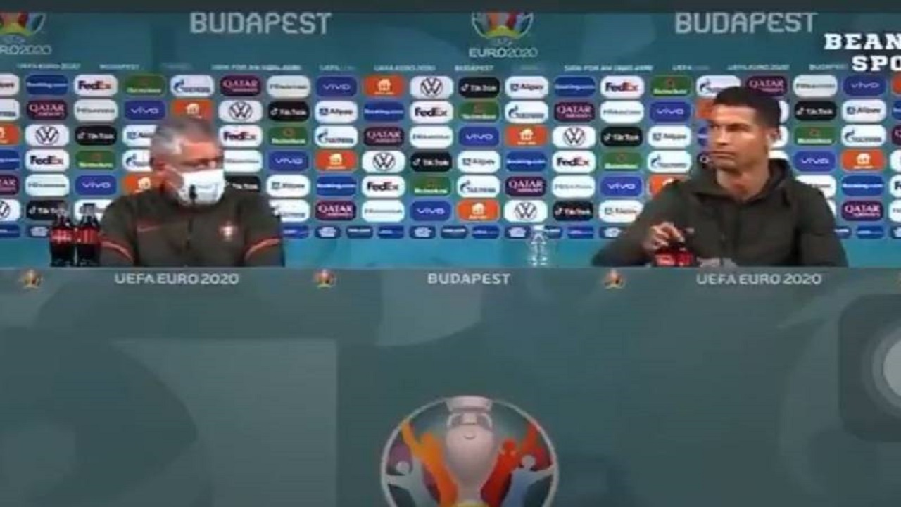 Cristiano Ronaldo deja ver su molestia con el refresco de cola y esto de inmediato tiene repercusiones