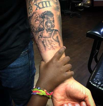 Bruno gagliasso tatuagem mão Bruno Gagliasso Faz Tatuagem De Tigre Nas Costas 20 05 2019 Uol Tv E Famosos