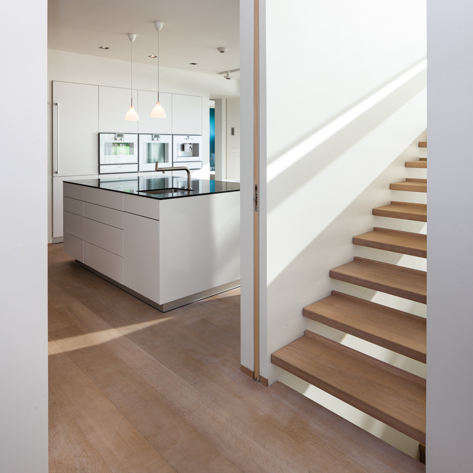 Hovedtrapp og kjøkken.