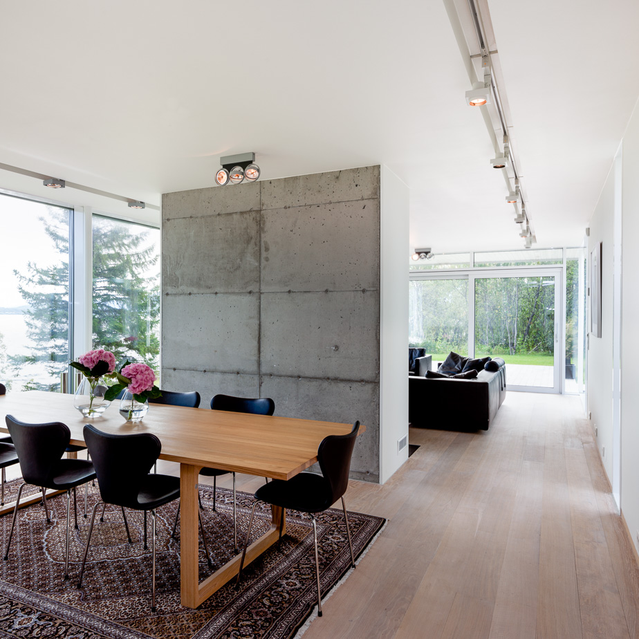 Peiskjerne i betong deler av spisestue og stue.