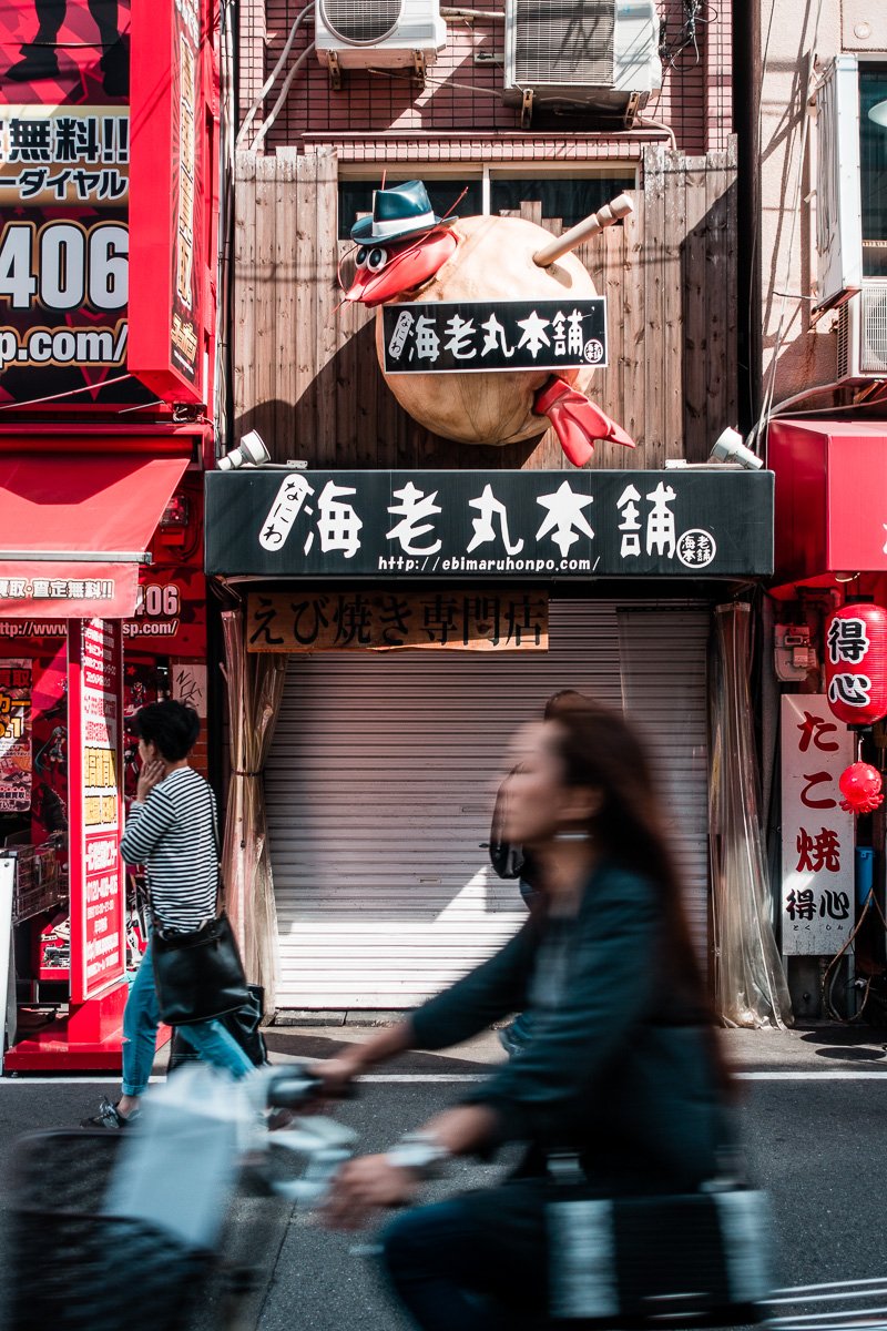 Fröhliche Teigballkrabbe mit Hut