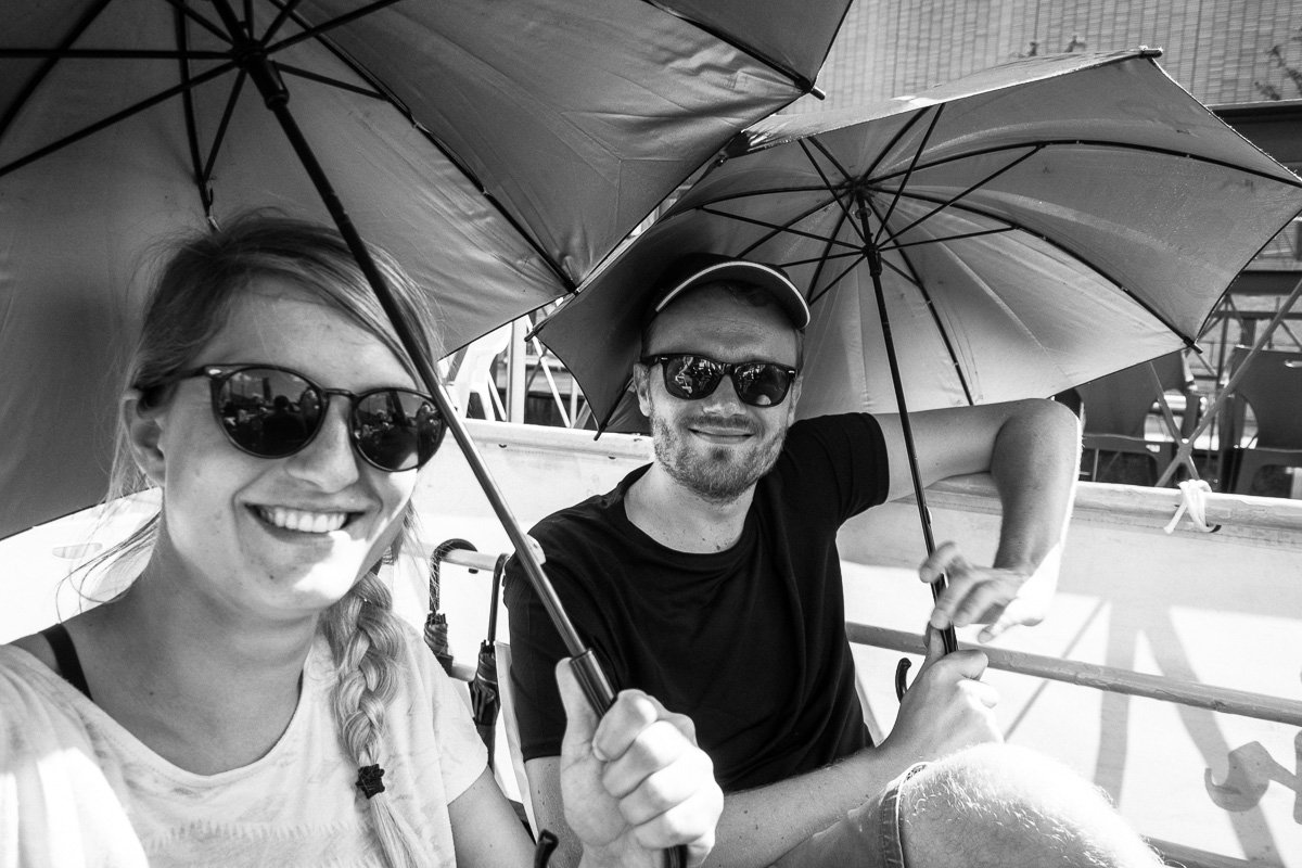 Sonnenschirme zur Jazzbootfahrt