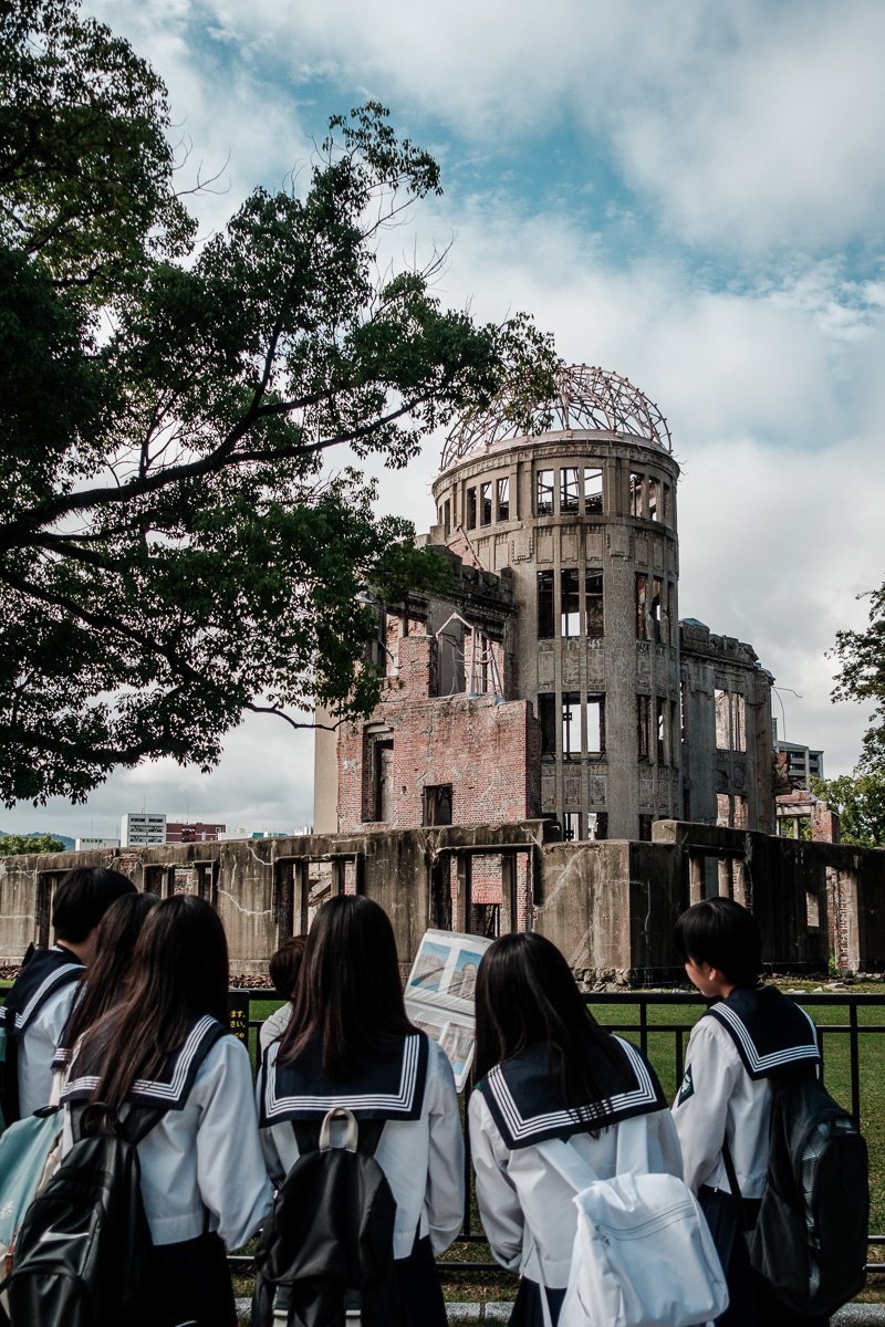 Schüler vor Mahnmal