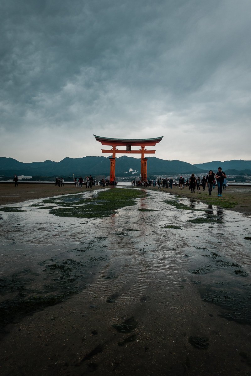 Schrein und Menschen