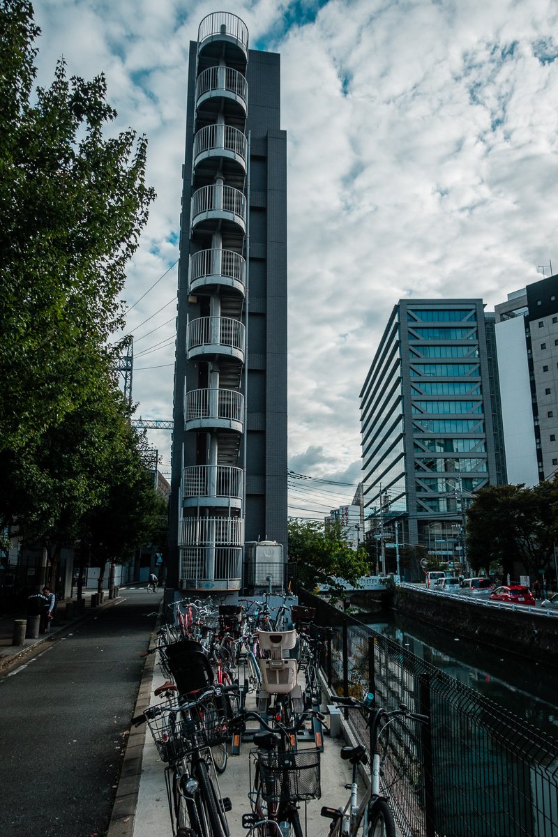 Dünnes Gebäude mit Fahrradbezahlparkplatz