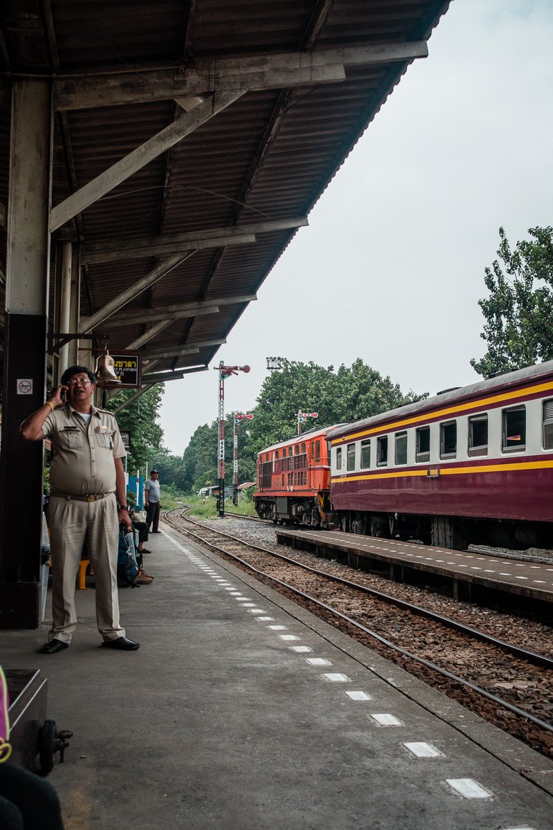 Bahnhof Thonburi mitten in Bangkok...