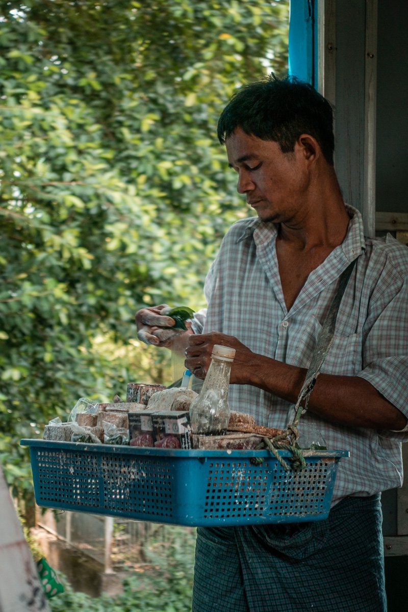 Betelnusspaketbauchladenbastler im Zug