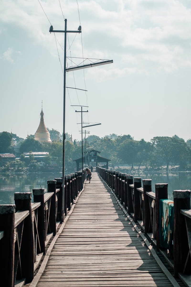 Brücke über Tümpel