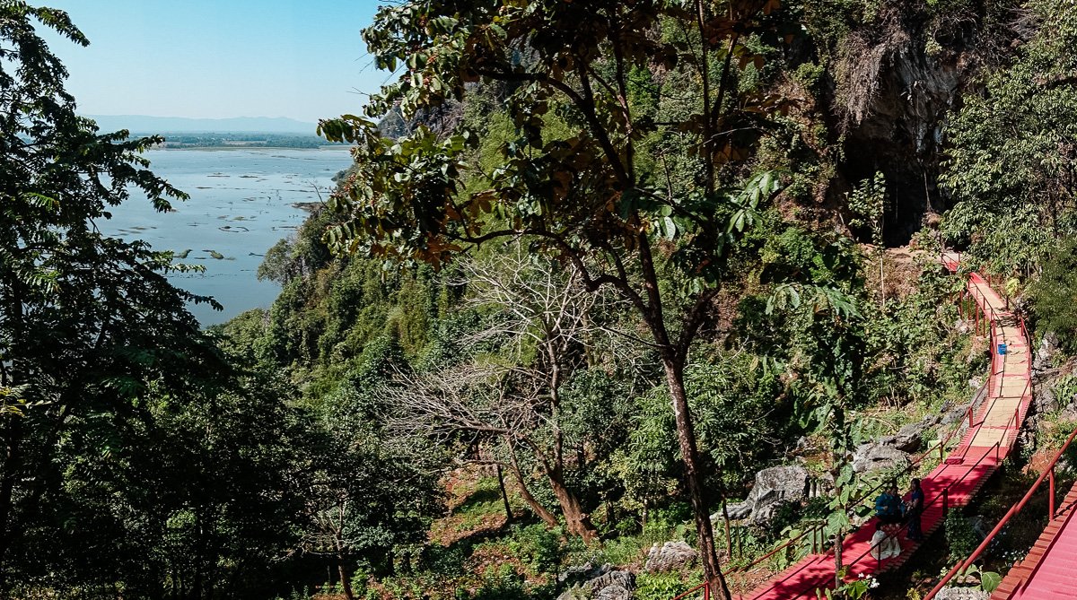 Aussicht, rechts der Höhlenausgang / -eingang