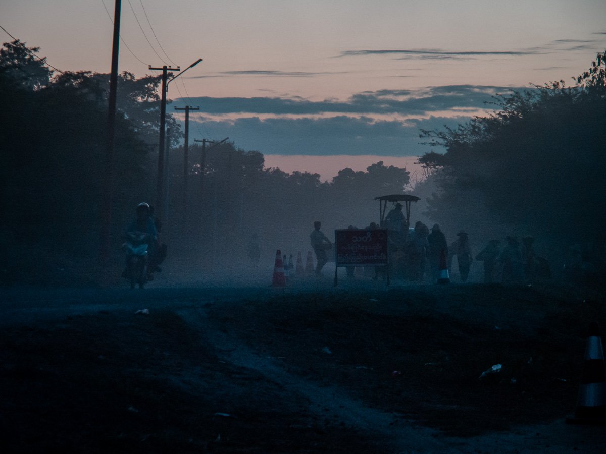 Straßenbau in Handarbeit
