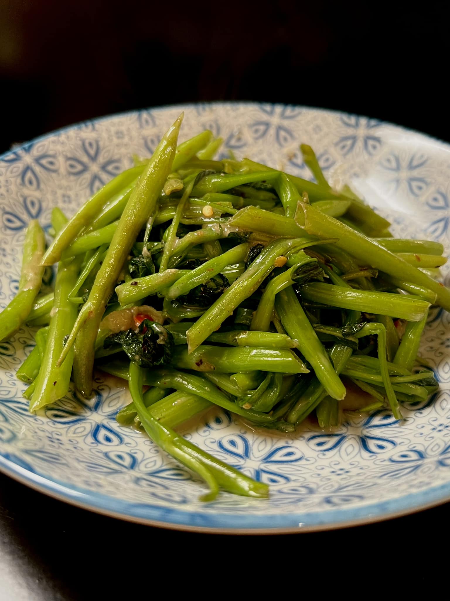 Liseron d'eau au tofu fermenté épicé.