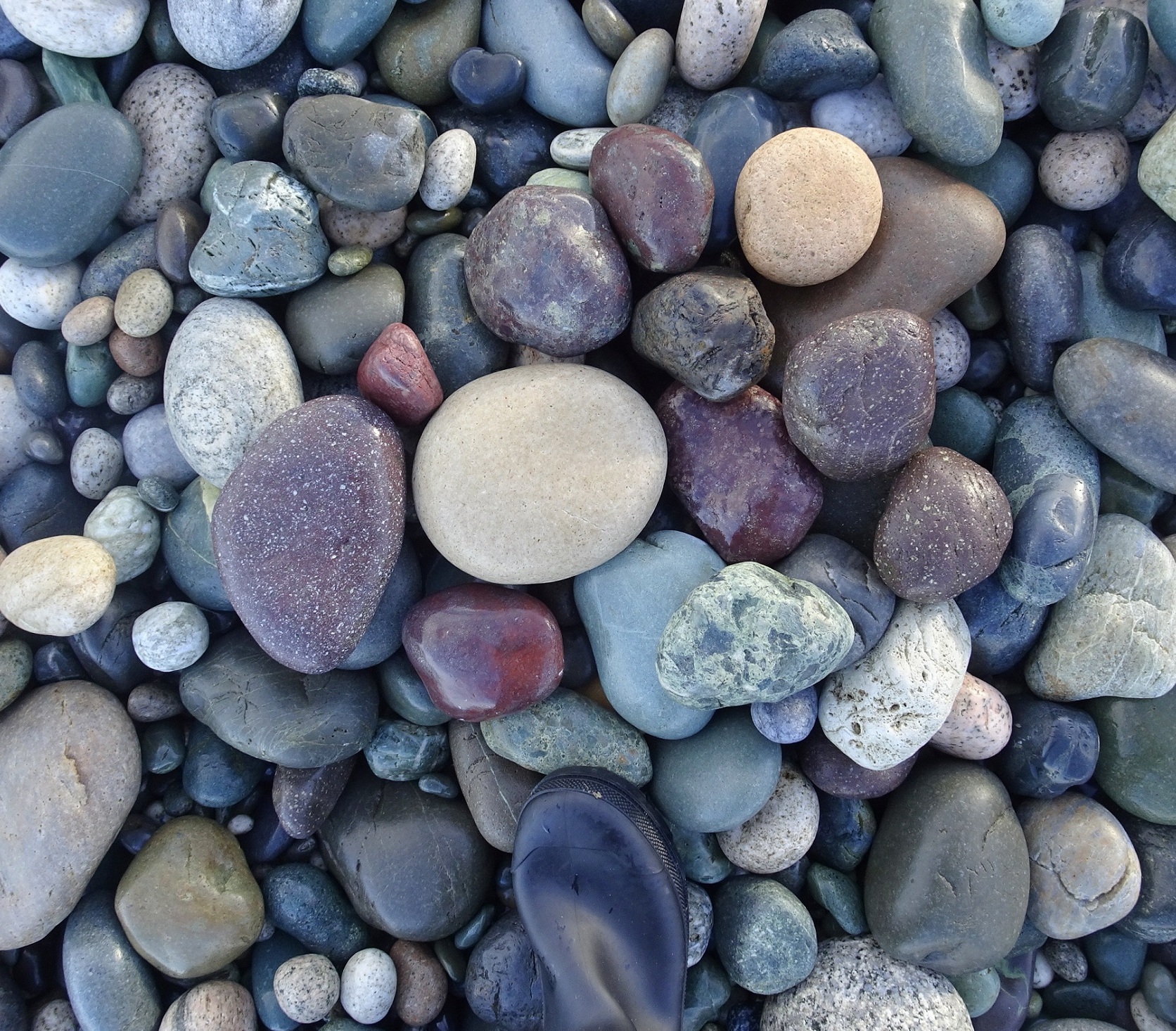 Larger stones - I picked up about 8 red/reddish stones and grouped them around the central cream-coloured one for the photo. Far too big for a tumbler!