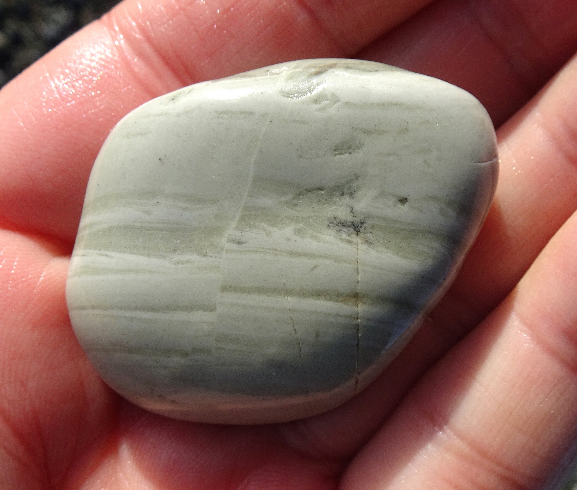 Stone with a stress fracture ("earthquake stone").