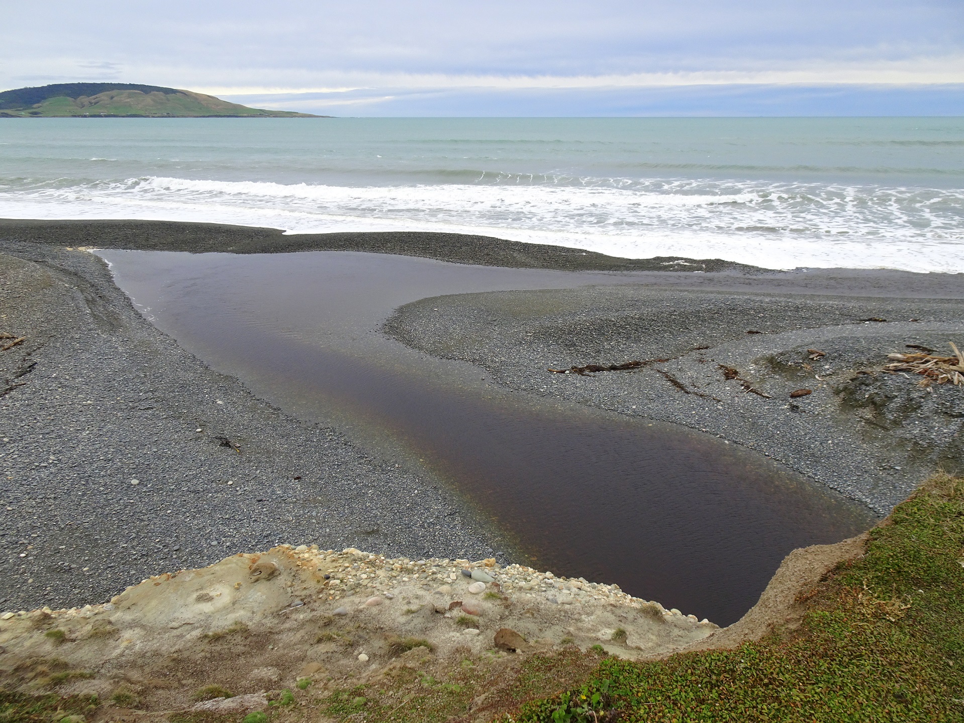 The Waimeamea/Waimehameha River flowing across the stones to the sea.