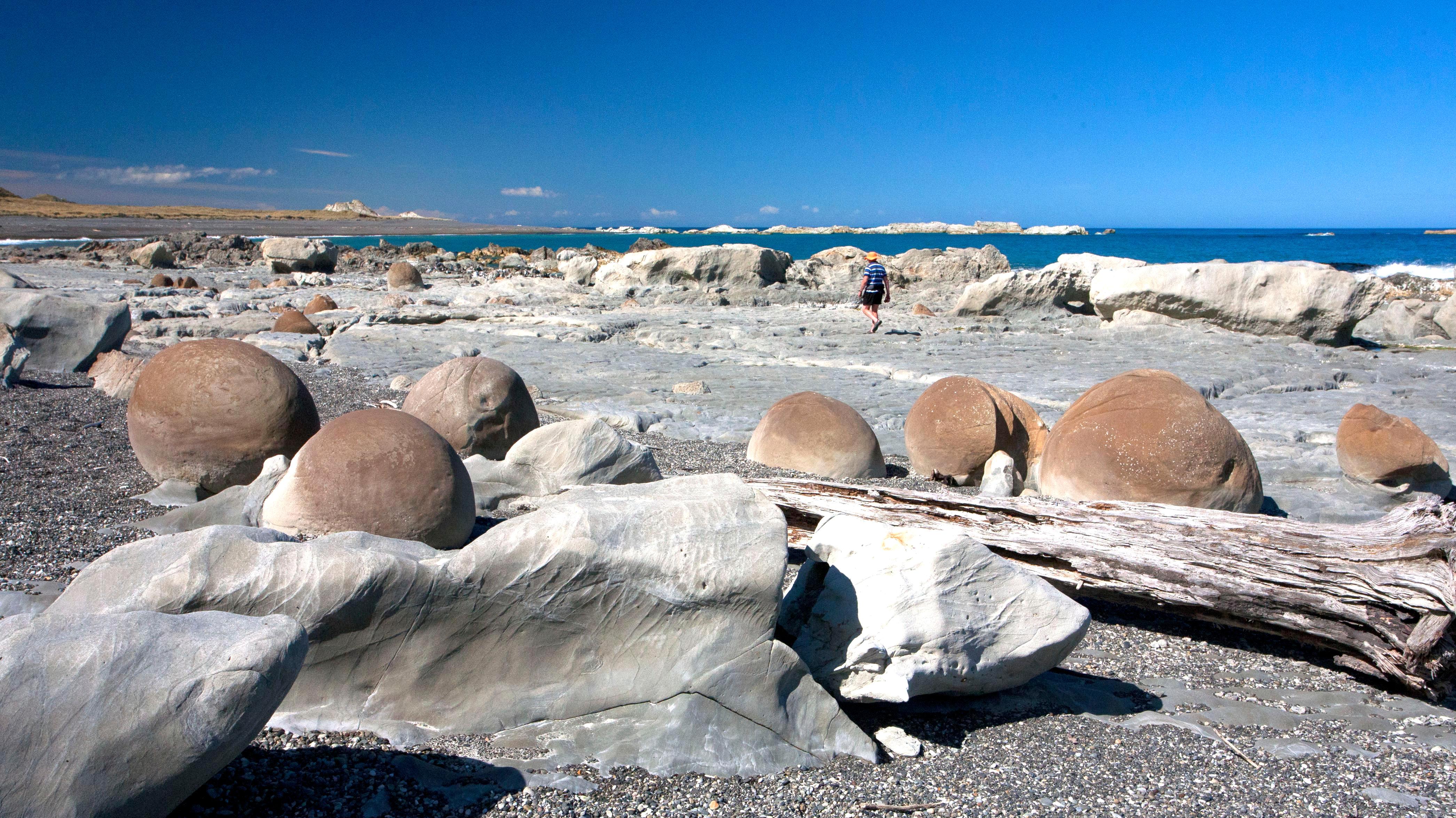 Ward Beach boulders. www.geotrips.org.nz/trip.html?id=664