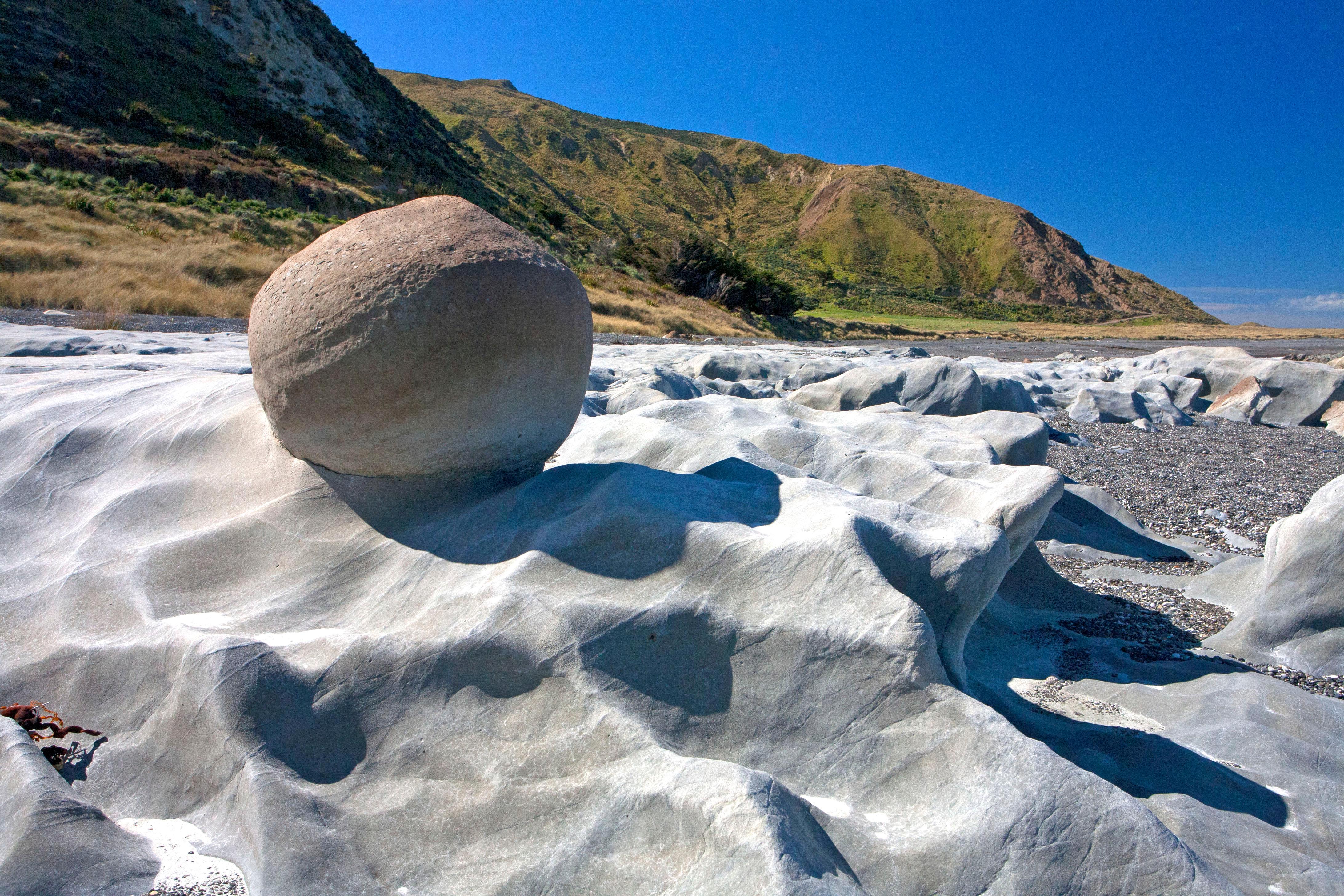 A Ward Beach boulder. www.geotrips.org.nz/trip.html?id=664