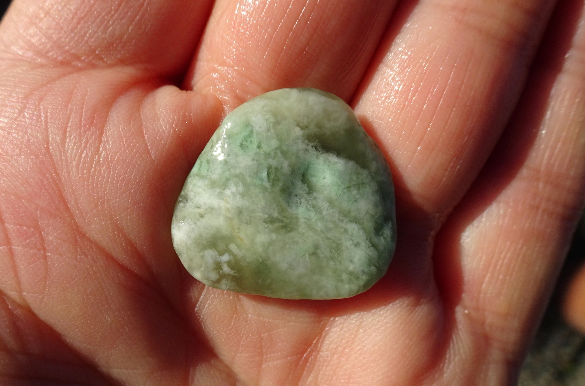 Other side of small chromite in quartz stone.