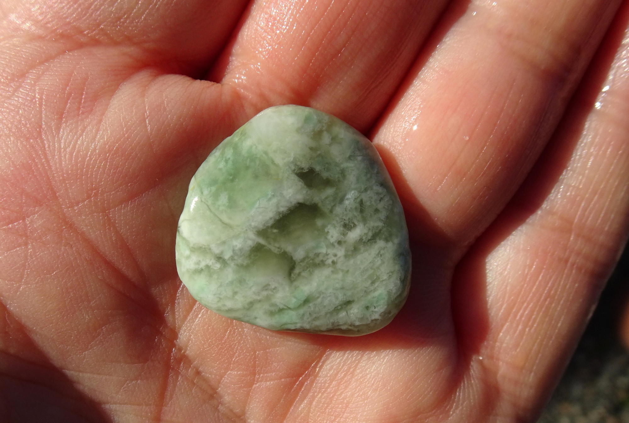 Small chromite in quartz stone.