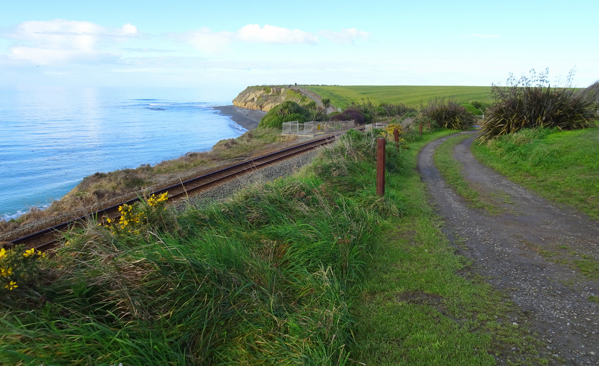View south from the carparking area at the end of Scarborough Road.