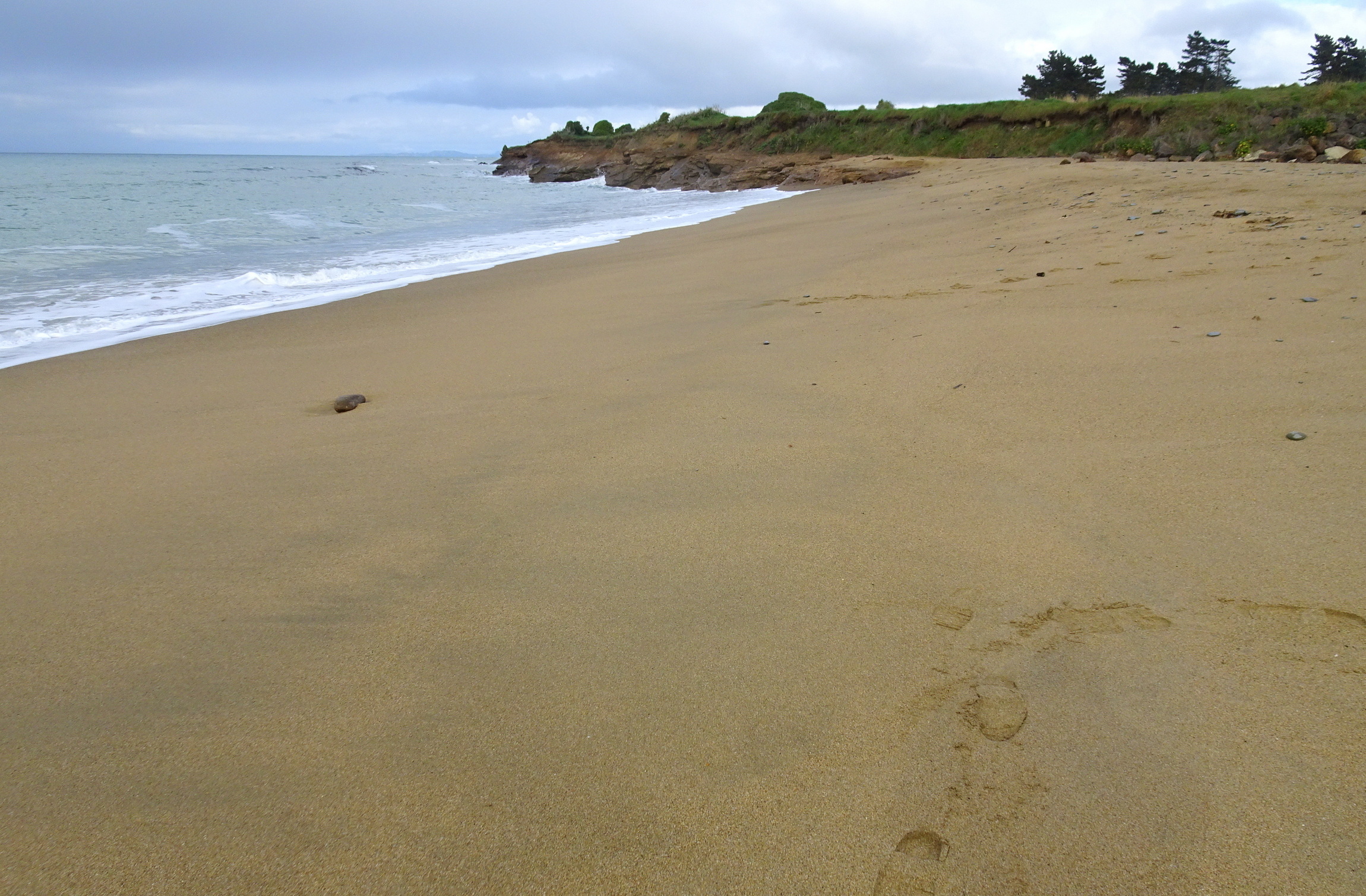 Very few stones at the south end of the beach.