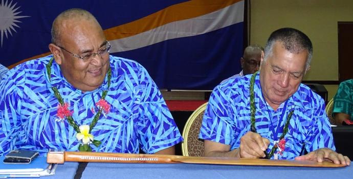 MIN Chair – paddle signing – FFCMIN20-upload