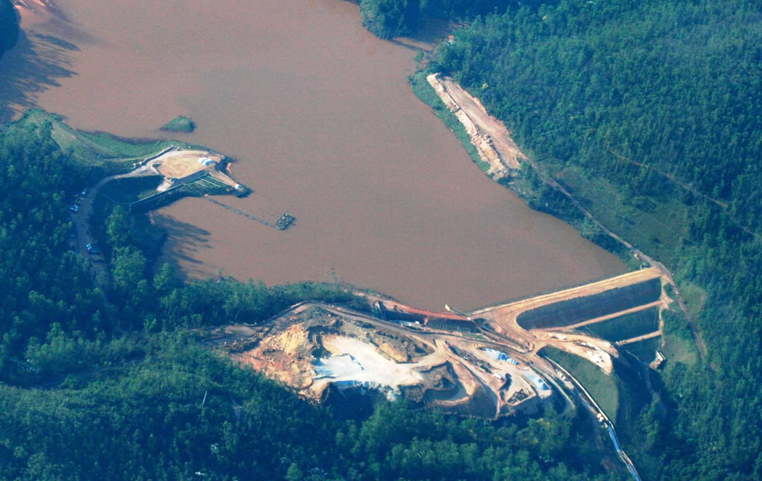 Barragem de rejeitos de mineração da Samarco representando as estruturas que contêm lama e resíduos industriais