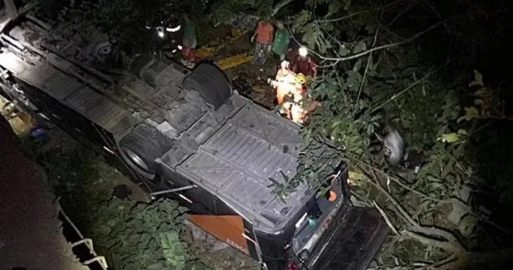 Tragedia en Brasil: cuatro muertos al caer un ómnibus desde un puente