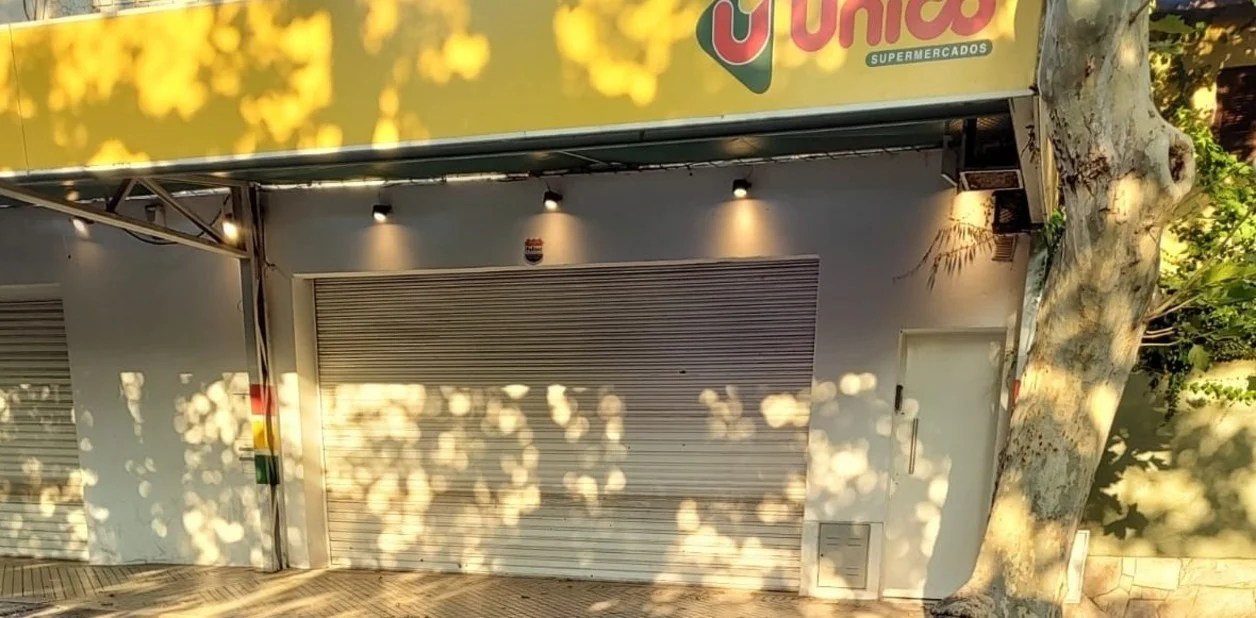 Dispararon 14 tiros contra un supermercado de la familia de Antonella Roccuzzo en Rosario y le dejaron un mensaje: «Messi, Javkin no te va a cuidar»