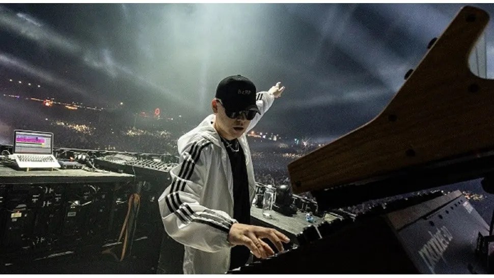 El DJ y productor Bizarrap lanzó BizarrAPP, su primera aplicación digital para sus fans