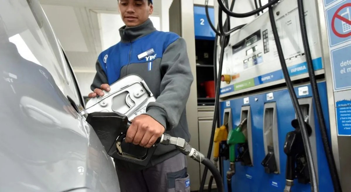 El gobierno suspendió un aumento en el impuesto a los combustibles hasta después de las elecciones
