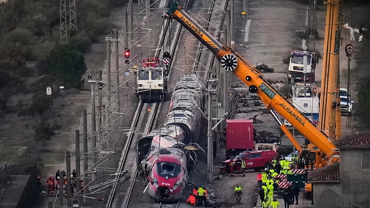 Denuncian desidia estatal y falta de seguridad tras la tragedia ferroviaria en España