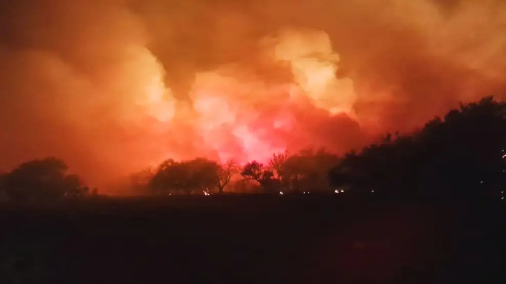 Alerta máxima por fuego: 16 provincias en situación crítica y evacuaciones en la Patagonia