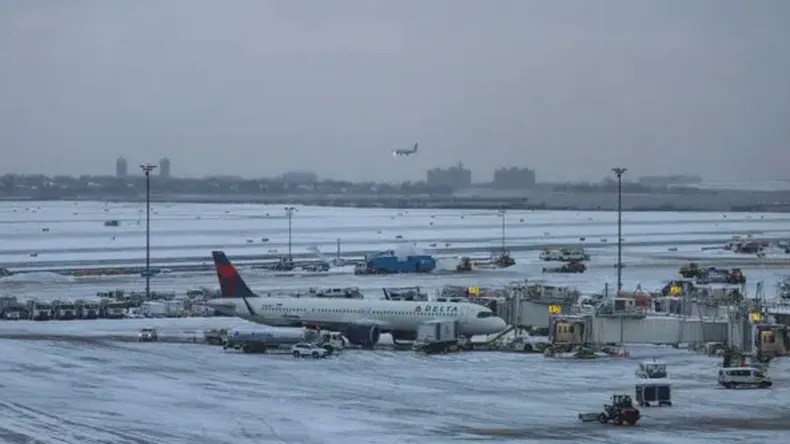 Gran tormenta de nieve en Estados Unidos: 8.000 vuelos fueron cancelados