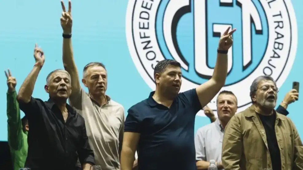 La CGT se reunirá este viernes por la reforma laboral y amenaza con un paro general