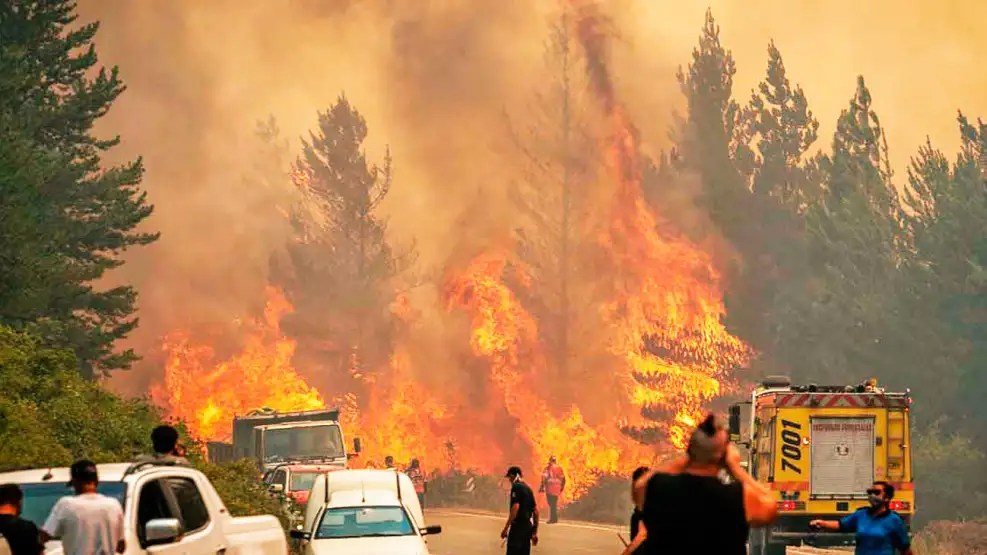 Incendios en la Patagonia: el fuego avanza en cuatro parques nacionales y ya supera las 50 mil hectáreas quemadas